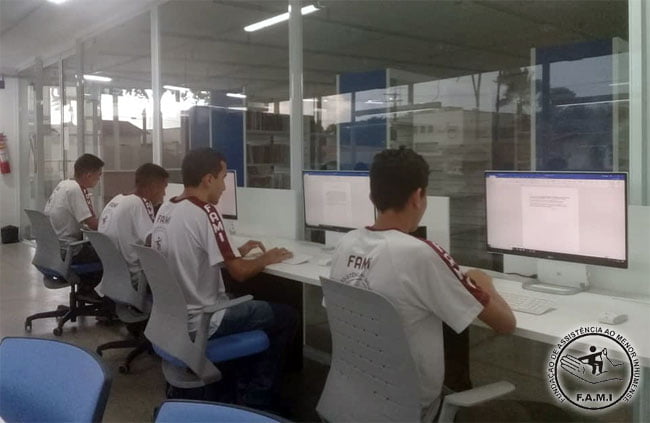 Jovens cadastrados no Programa Aprendiz fazem curso de informática básico