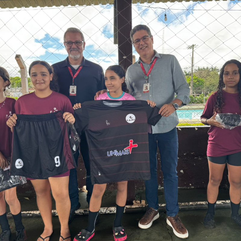 ENTREGA DE UNIFORMES PARA AS EQUIPES DE FUTEBOL DO PROGRAMA CAMINHAR
