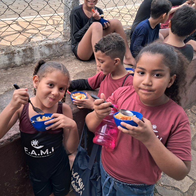 PROGRAMAS CAMINHAR E BATALHÃO VERDE: CUIDAR TAMBÉM É ALIMENTAR COM CARINHO